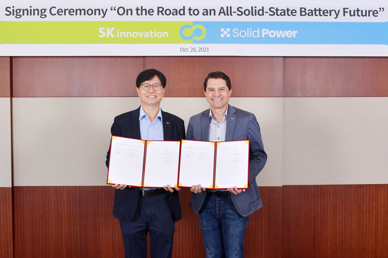 Dr. Lee Seong-jun, chief technology officer of SK Innovation (left), poses with Doug Campbell, chief executive officer of Solid Power, after signing a deal on joint development and production of solid-state batteries in Daejeon, on Thursday. (SK Innovation)