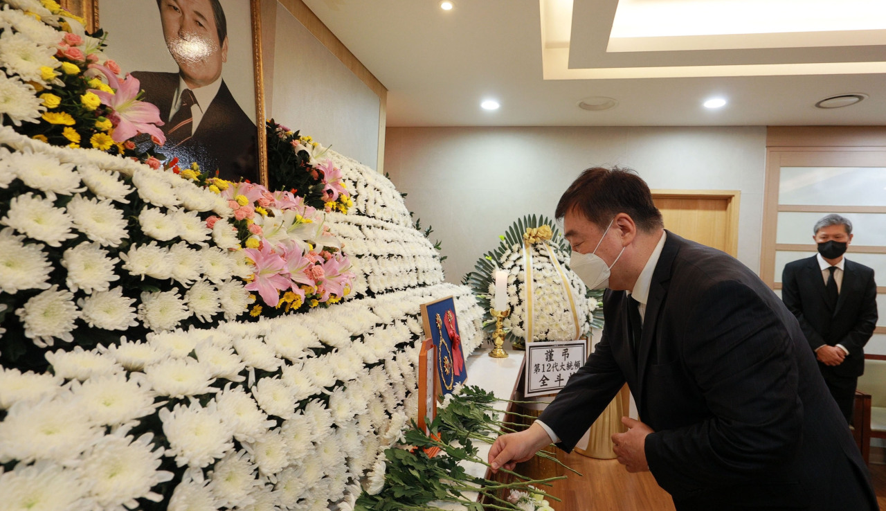 Chinese Ambassador to South Korea Xing Haiming pays tribute to former President Roh Tae-woo at the funeral home at Seoul National University Hospital in central Seoul on Thursday. (Yonhap)