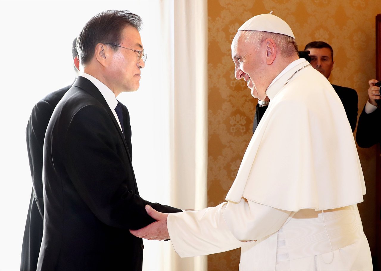 Pope Francis greets President Moon Jae-in during the president's state visit to the Vatican on Oct. 18, 2018. (Yonhap)