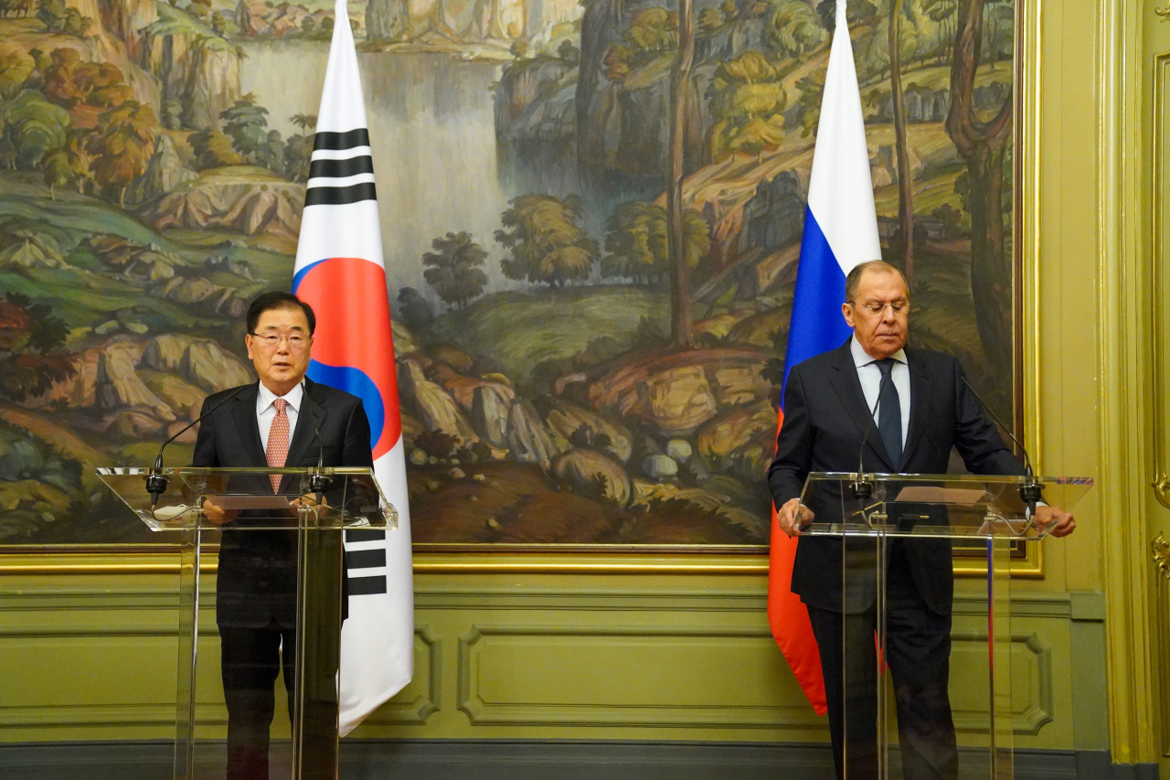 Korean Foreign Minister Chung Eui-yong (left) and Russian Foreign Minister Sergei Lavrov speak during a joint press conference after their meeting in Moscow on Wednesday. (Ministry of Foreign Affairs)