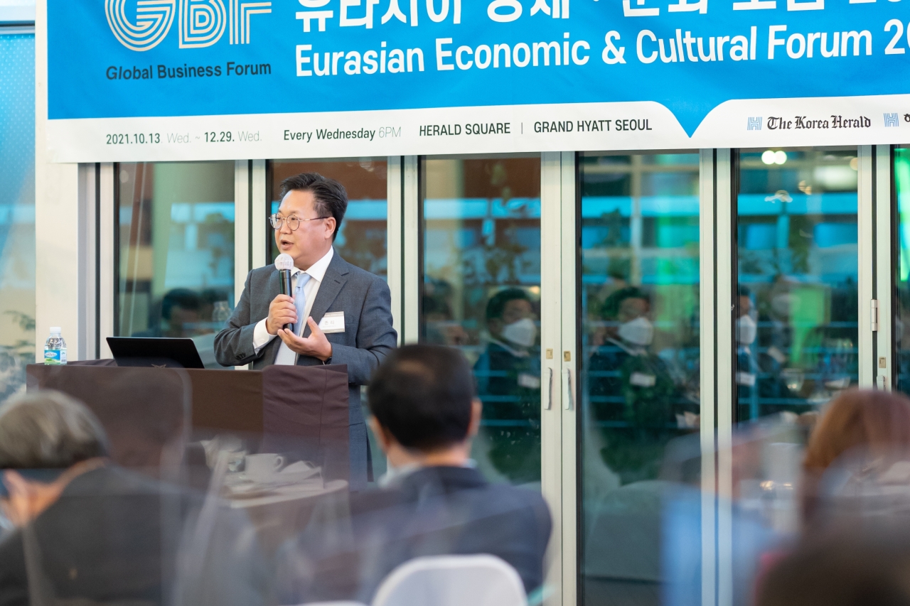 John Lee, CEO of Meritz Asset Management, speaks at the Global Business Forum in Seoul on Wednesday. (The Korea Herald)