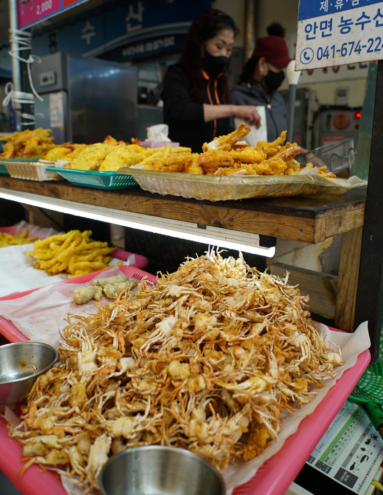 Traditional Taean County dish gegukji and fried crabs are sold at the Anmyeondo Island Fish Market in Taean County, South Chungcheong Province. (The Korea Herald)