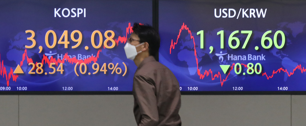 The benchmark Korea Composite Stock Price Index (Kospi) figures are displayed at a dealing room of a local bank in Seoul, Friday. (Yonhap)