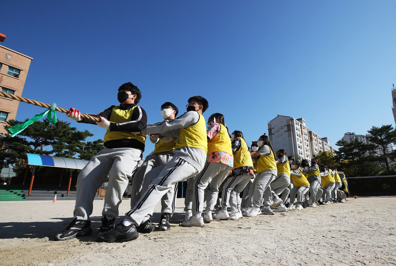 First-year students at Chilbo Middle School in Gyeonggi-do play tug-of-war on Thursday. (Yonhap)