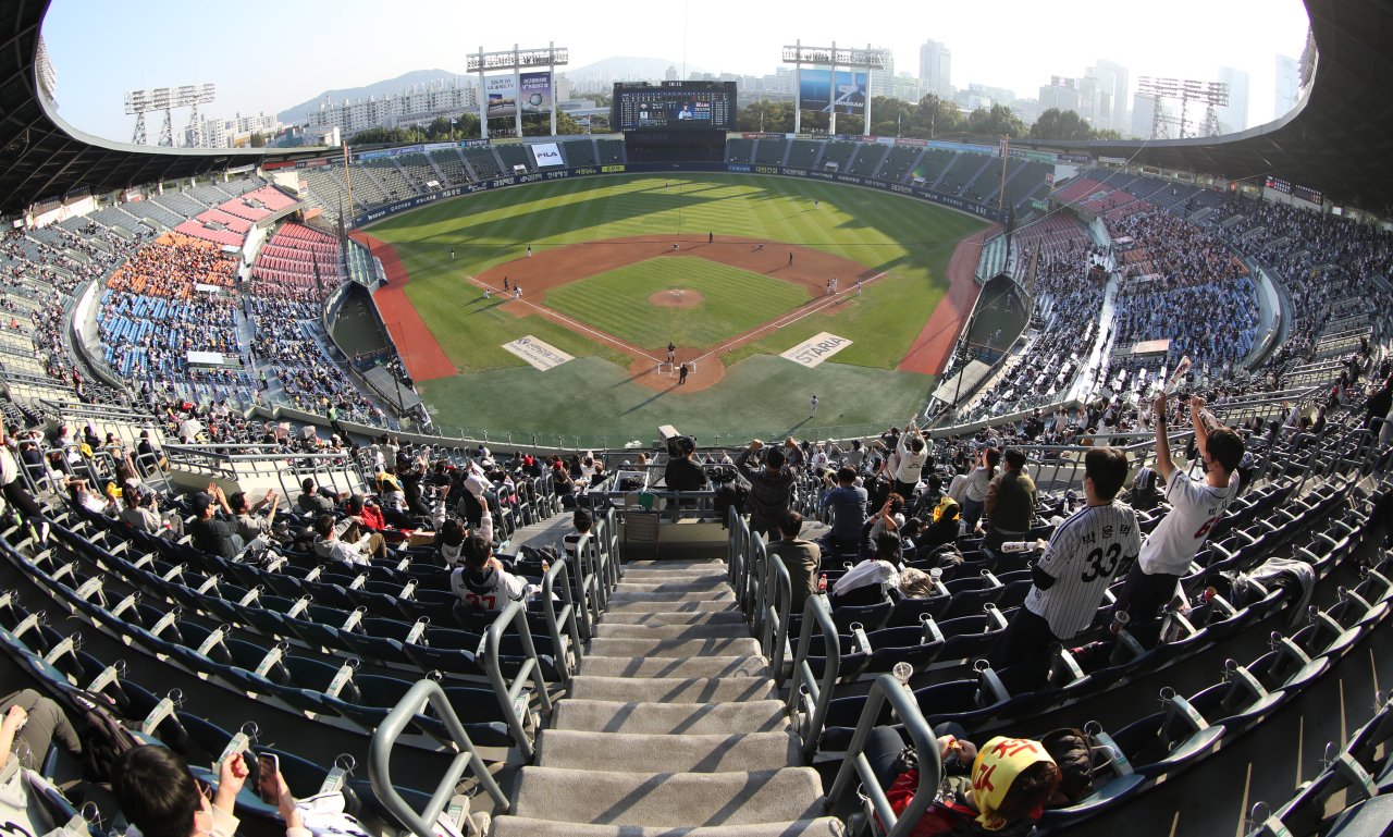Fans attend a Korea Baseball Organization regular season game between the LG Twins and the Doosan Bears at Jamsil Baseball Stadium in Seoul last Sunday. (Yonhap)
