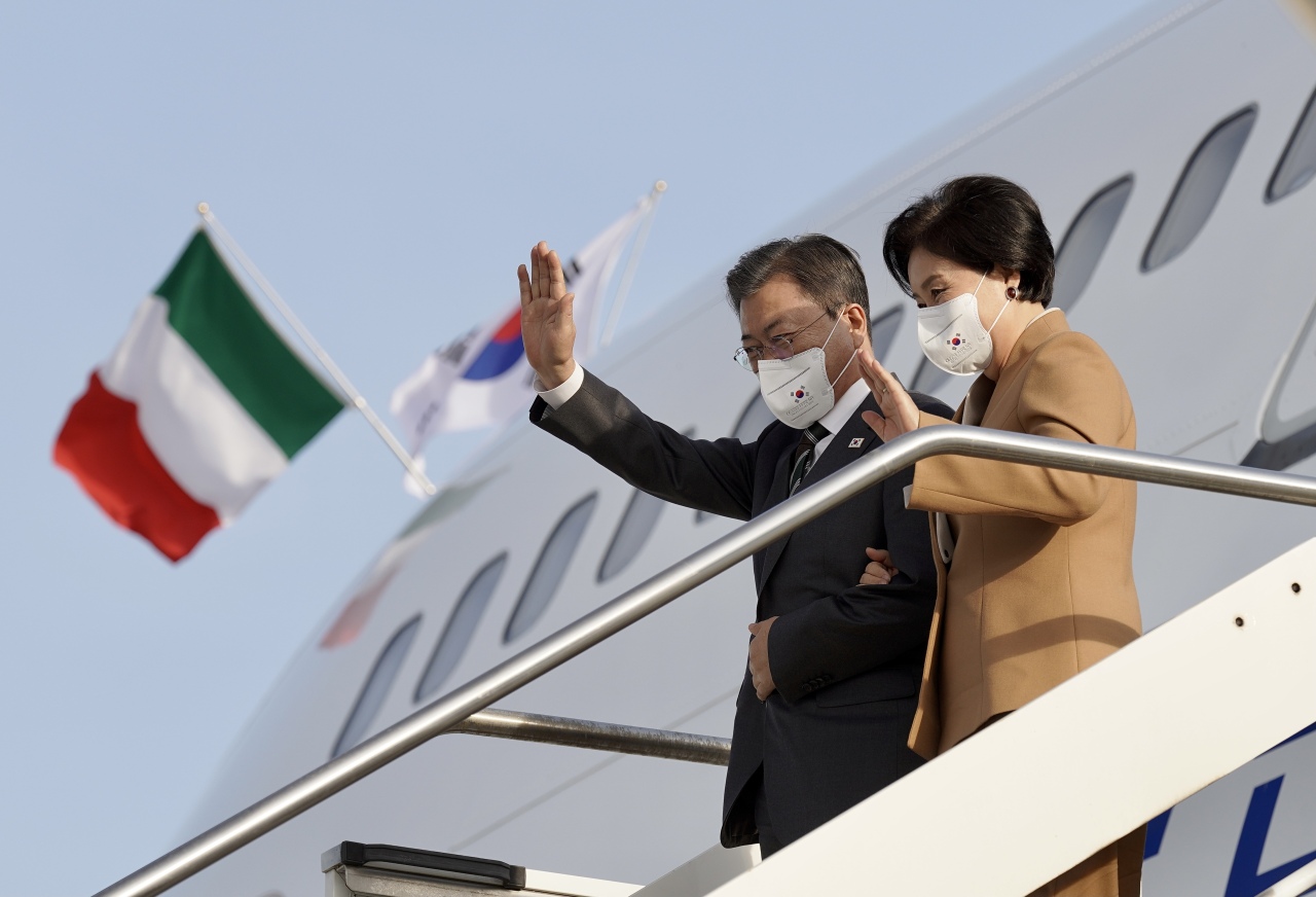 President Moon Jae-in (left) and the first lady arrive in Italy on Friday. (Yonhap)