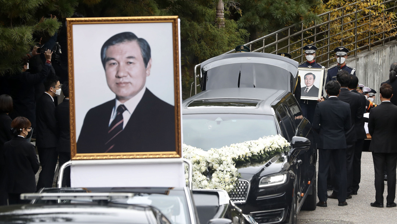 A funeral procession is being prepared at Seoul National University Hospital early Saturday morning. (Yonhap)