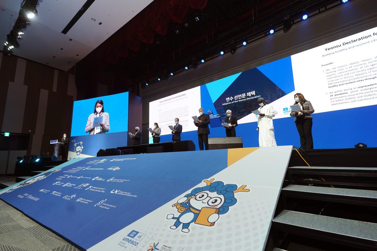 Yeonsu Declaration for Learning Cities is read during the 5th UNESCO International Conference on Learning Cities held in Yeonsu-gu, Incheon, on Saturday. (Yeonsu-gu)