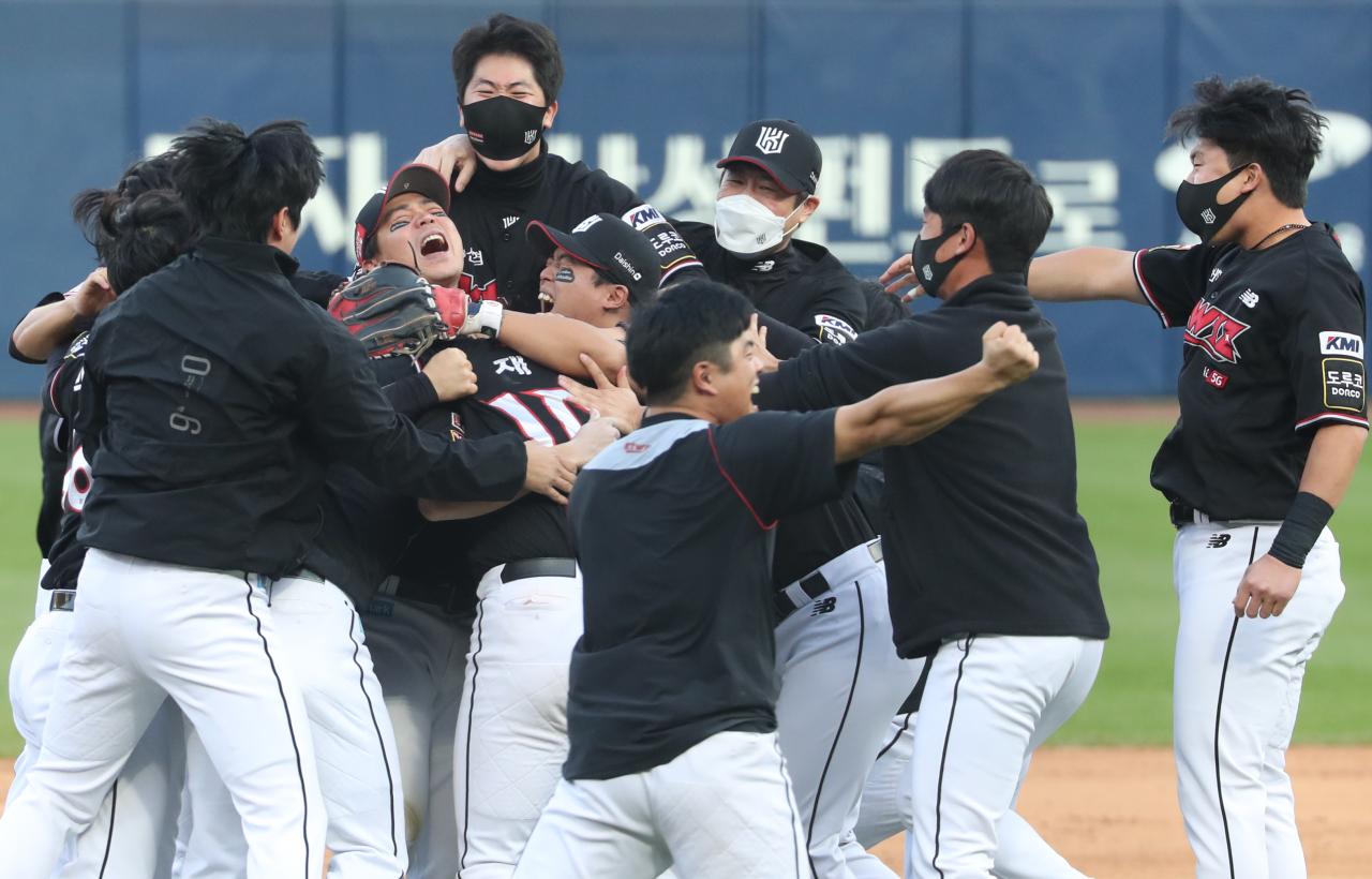 Players with the KT Wiz celebrate after shutting out the Samsung Lions in a tiebreaker game on Sunday to capture the regular season crown the Korea Baseball Organization. (Yonhap)