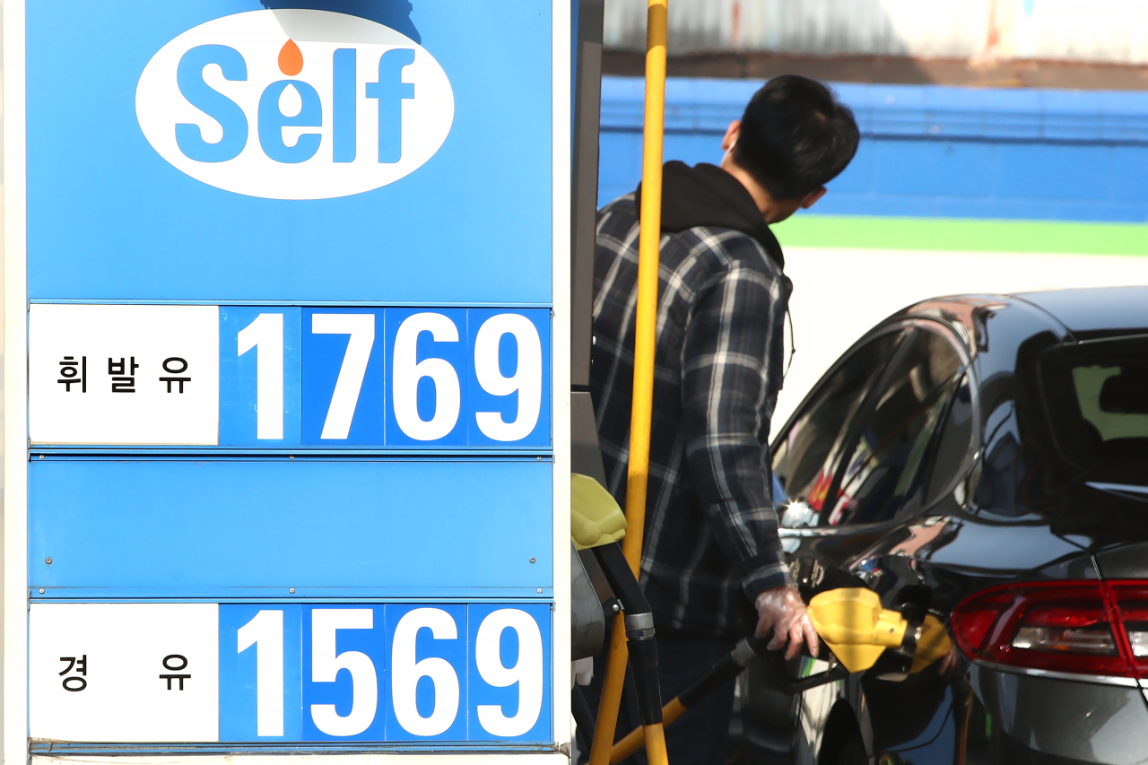 This photo, taken Sunday, shows gas prices at a filling station in Seoul. (Yonhap)