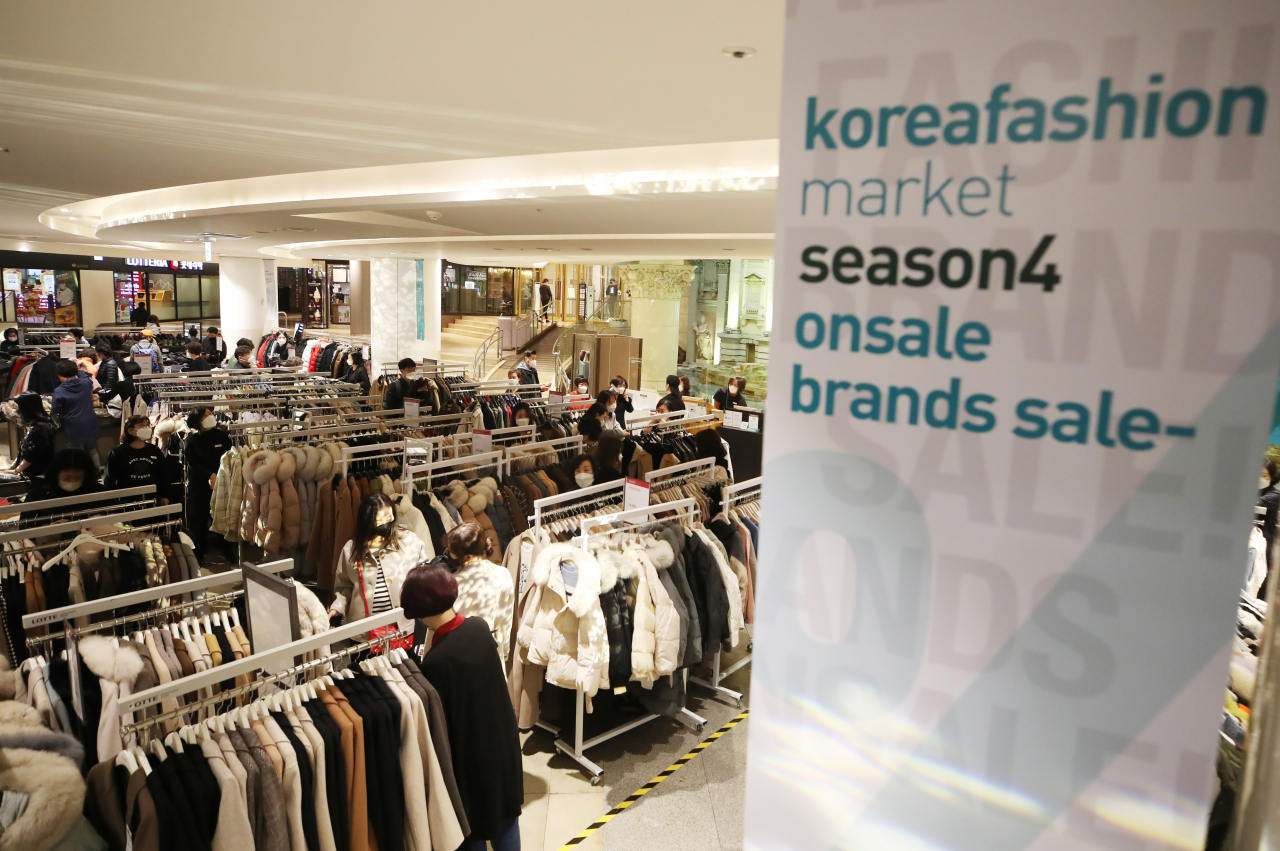 Customers shop at Lotte Department Store in Seoul on Friday. (Yonhap)