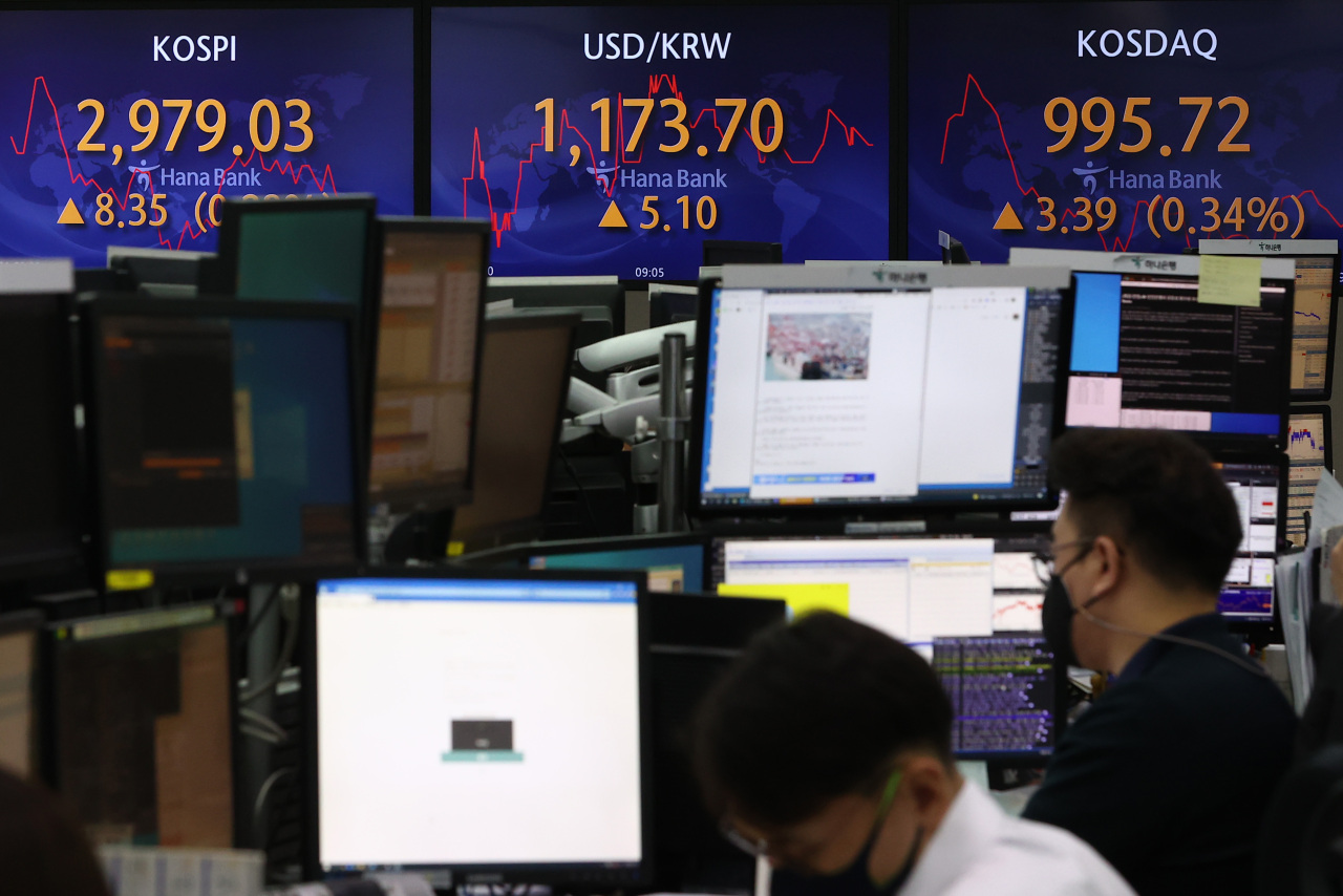 The benchmark Korea Composite Stock Price Index (Kospi) figures are displayed at a dealing room of a local bank in Seoul, Monday. (Yonhap)