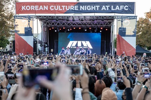 Fans cheer during a live concert by a K-pop group in Los Angeles last Friday. (Yonhap)