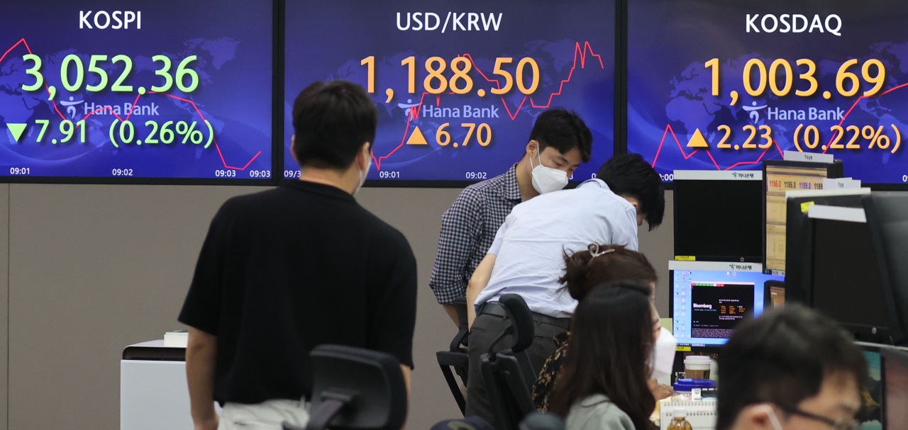 The benchmark Korea Composite Stock Price Index (Kospi) figures are displayed at a dealing room of a local bank in Seoul, Tuesday. (Yonhap)