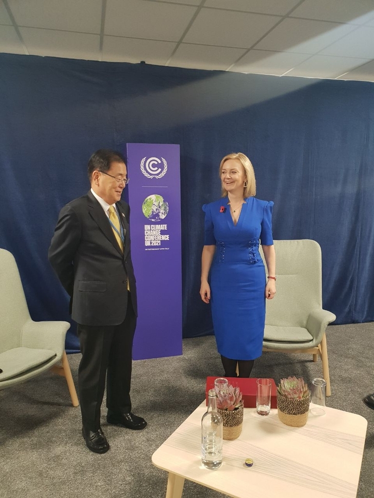 South Korean Foreign Minister Chung Eui-yong (L), and his British counterpart, Liz Truss, meet on the sidelines of the 26th Conference of the Parties in Glasgow, Scotland, in this photo provided by Seoul's foreign ministry on Tuesday. (Yonhap)