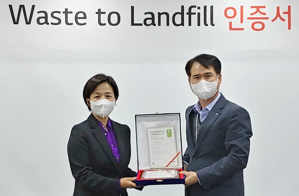 Park Yeong-su (right), LG Innotek’s chief of safety and environment, and Yeom Hee-jeong, an executive at UL Korea, pose for a photo Monday as LG Innotek’s Gumi plant in North Gyeongsang Province received a platinum grade certification for Zero Waste to Landfill. (LG Innotek)