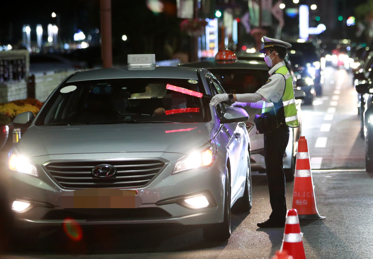 This Oct. 7, 2021, file photo shows a police officer conducting a drunk driving crackdown in Busan, about 450 kilometers southeast of Seoul. (Yonhap)