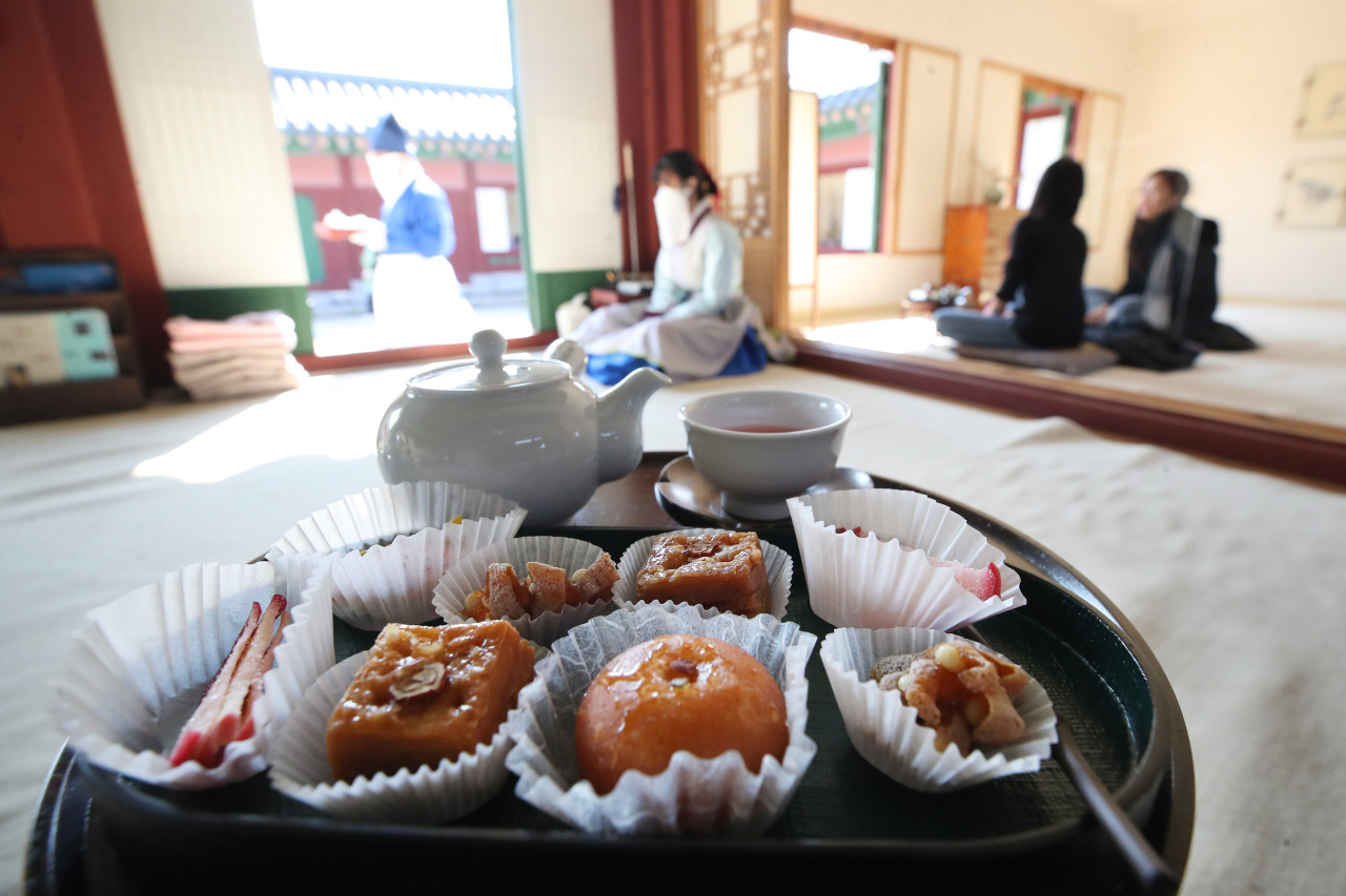 Visitors enjoy royal tea and dessert at Saenggwabang in Gyeongbokgung, central Seoul, Oct. 20. (Yonhap)