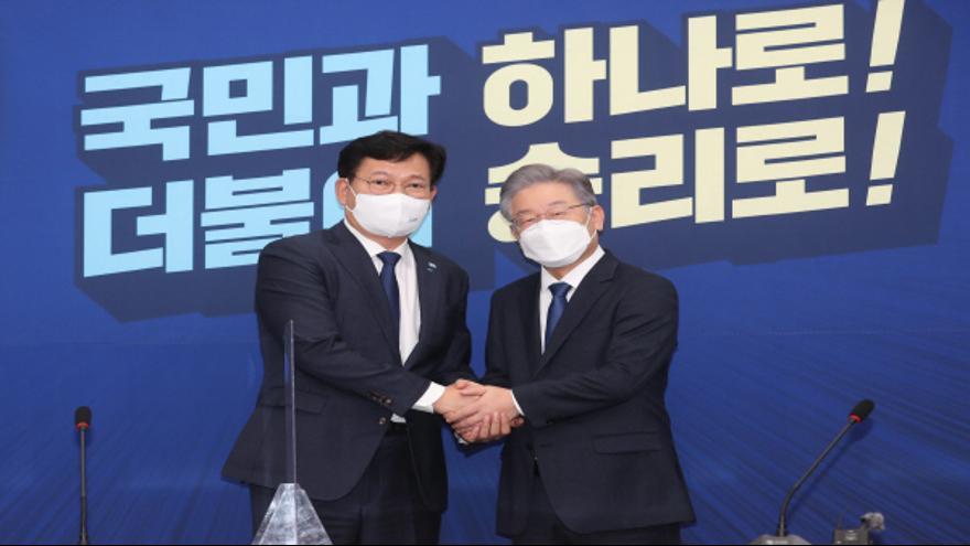 Democratic Party Chairman Song Young-gil (L) and the party's presidential nominee, Lee Jae-myung, pose for photos at a meeting at the National Assembly in Seoul on Oct. 11, 2021. (Yonhap)