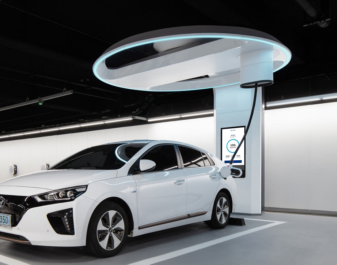 An electric vehicle is connected to Hi-Charger, an exclusive ultrahigh speed charger developed by Hyundai Motor. (Hyundai Motor)