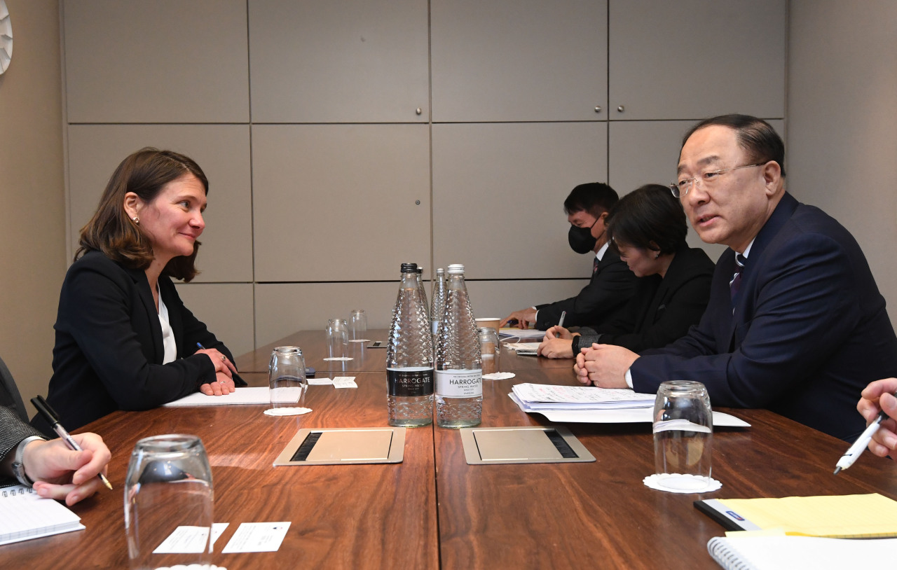 This photo, provided by the Ministry of Economy and Finance on Wednesday, shows Finance Minister Hong Nam-ki (R) having talks with Marie Diron, managing director of the sovereign risk group at Moody's Investors Service in London. (Yonhap)