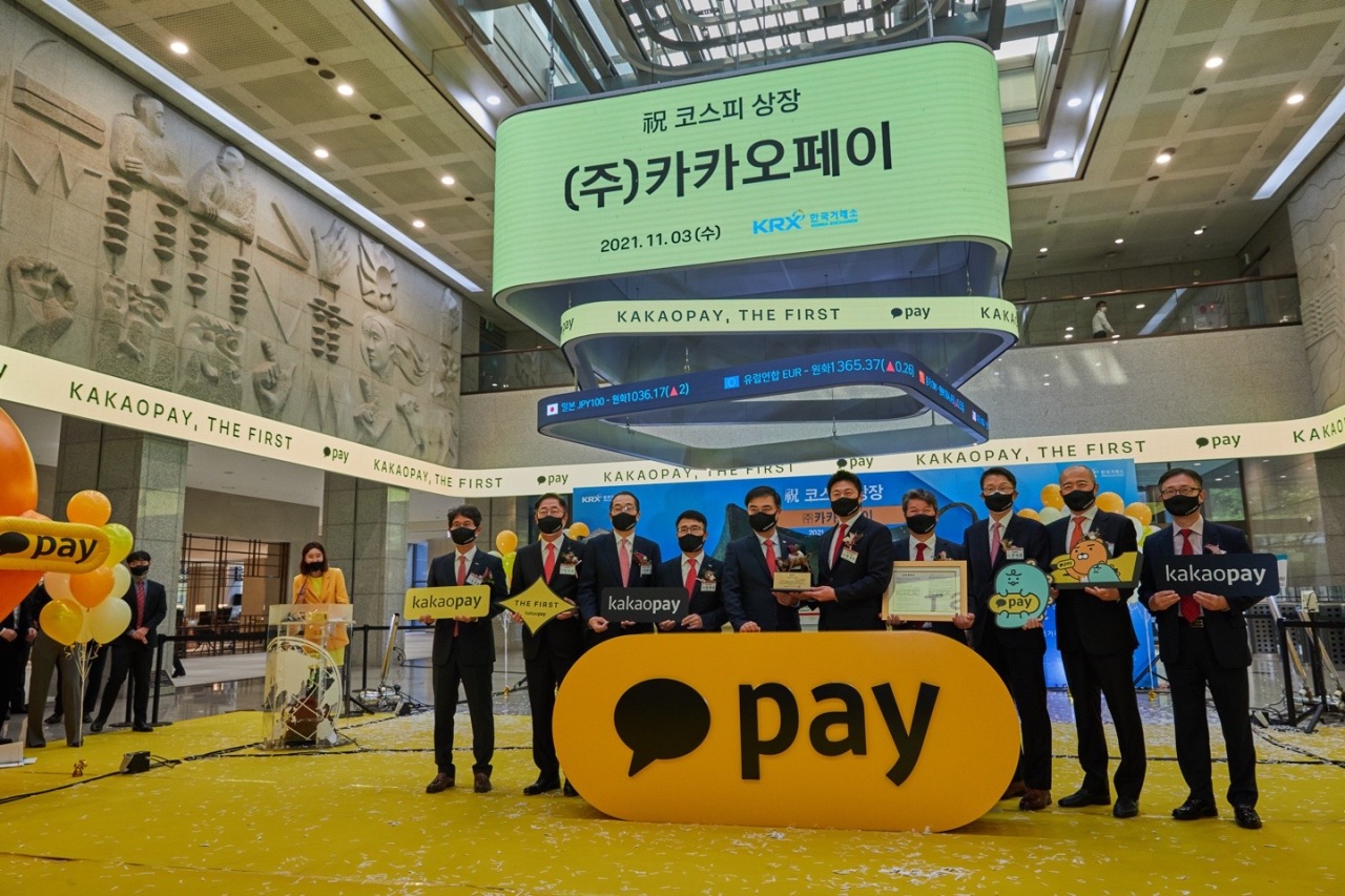 Kakao Pay CEO Ryu Young-joon and the company’s executives and IPO managers pose for photos during the IPO ceremony at Korea Exchange on Wednesday. (Kakao Pay)