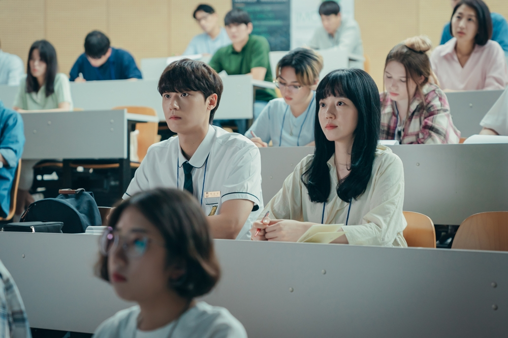 Actors Lee Do-hyun (left) and Lim Soo-jung show teacher-student chemistry in “Melancholia.” (tvN)