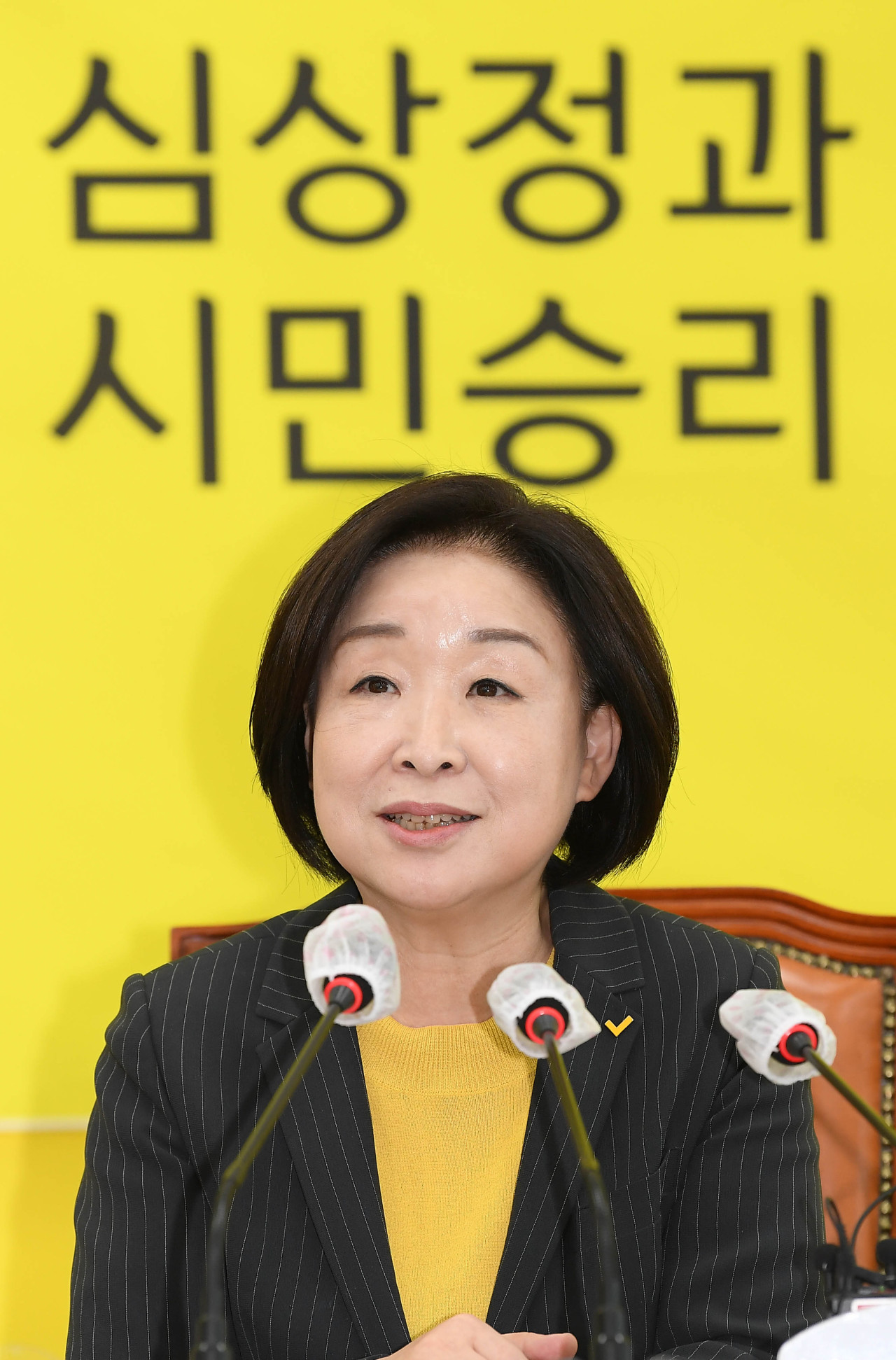 The Justice Party’s presidential candidate, Sim Sang-jung, speaks with reporters at the National Assembly on Wednesday. (Yonhap)