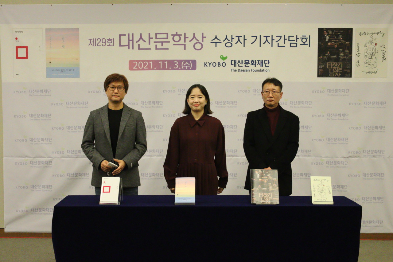 From left: Kim Un, Choi Eun-young and Cha Geun-ho speak during a press conference following the announcement of the winners of this year’s Daesan Literary Awards Wednesday in Seoul. (Daesan Foundation)