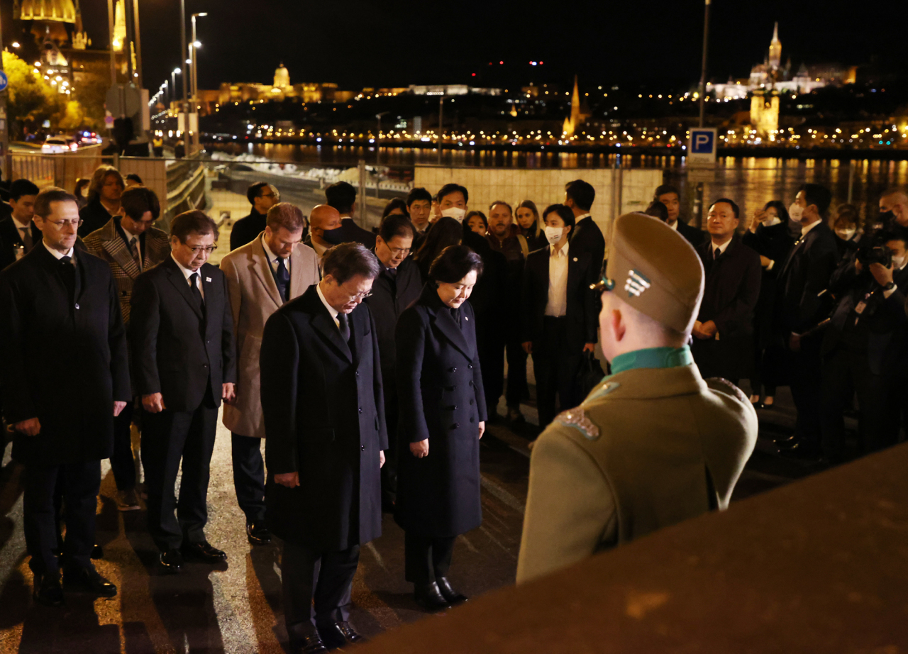 President Moon Jae-in and first lady Kim Jung-sook pay tribute to the victims of a 2019 boat sinking on the Danube River in Budapest on Tuesday. (Yonhap)