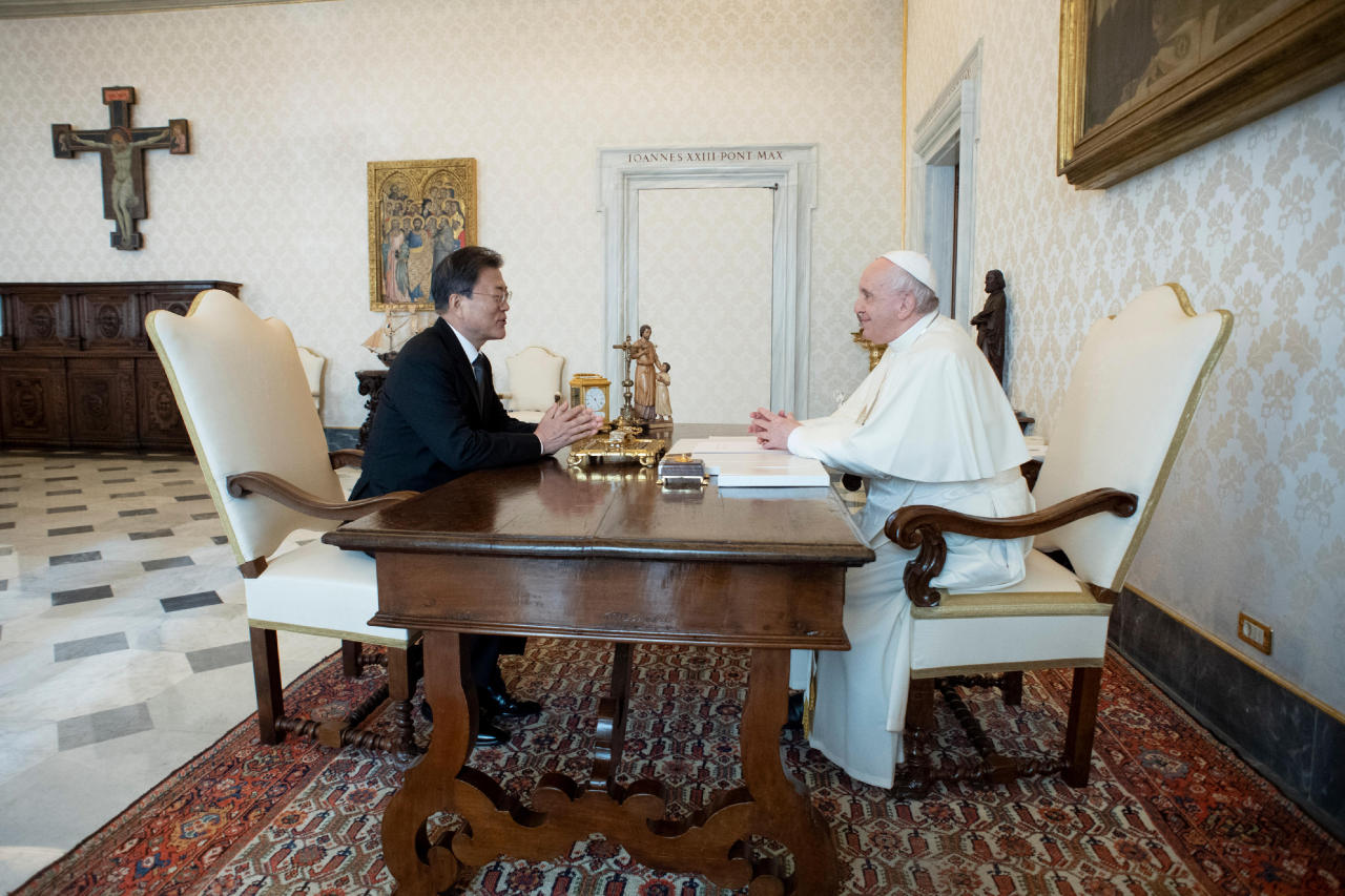 President Moon Jae-in (L) holds talks with Pope Francis at the Vatican on Friday, in this photo provided by the Vatican. (Yonhap)