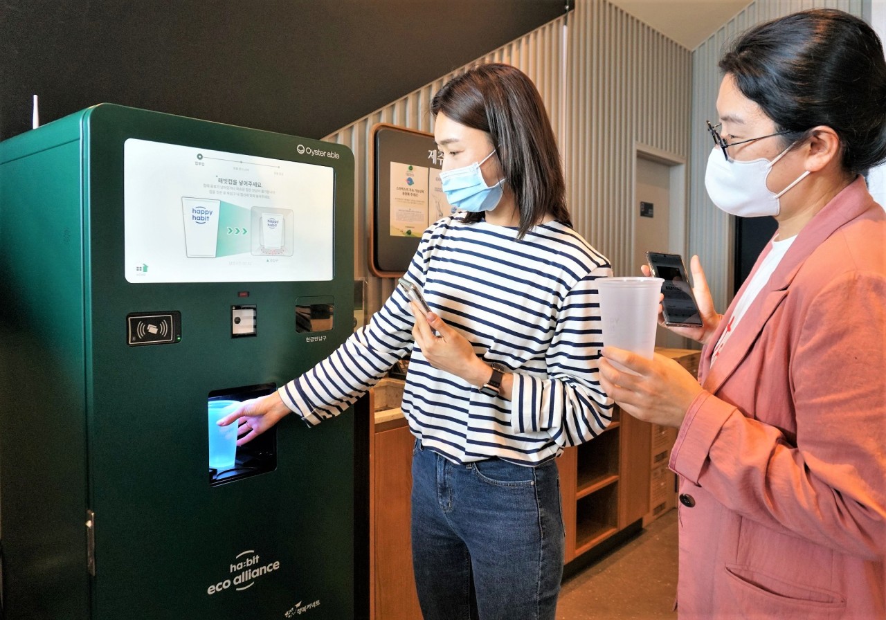 A Starbucks customer returns a reusable cup at one of its plastic-free stores. (Starbucks Korea)