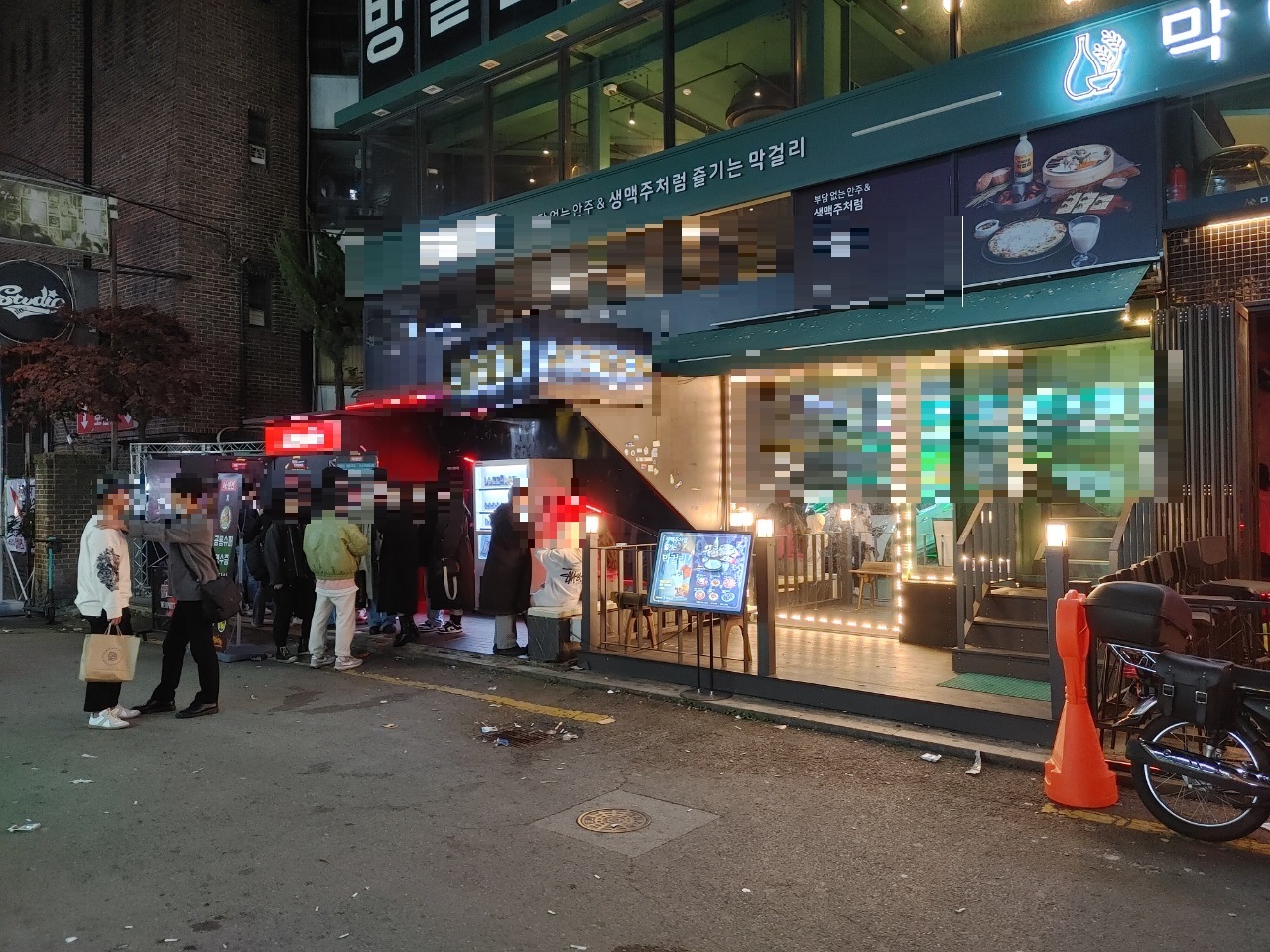 Clubbers wait in front of a club in Hongdae, western Seoul, Wednesday. (Lee Si-jin/The Korea Herald)