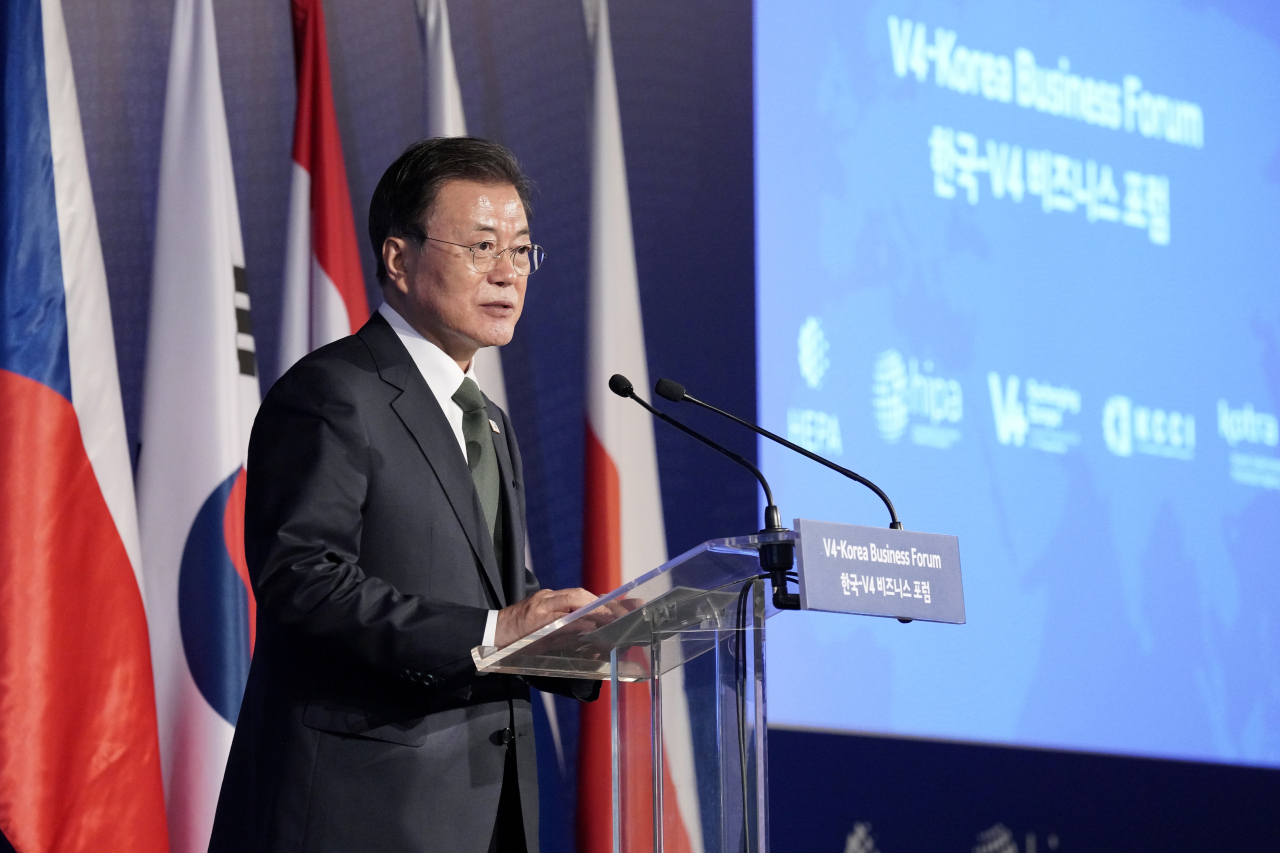 President Moon Jae-in gives a congratulatory speech during the V4-Korea Business Forum in Budapest, Hungary on Wednesday. (Yonhap)