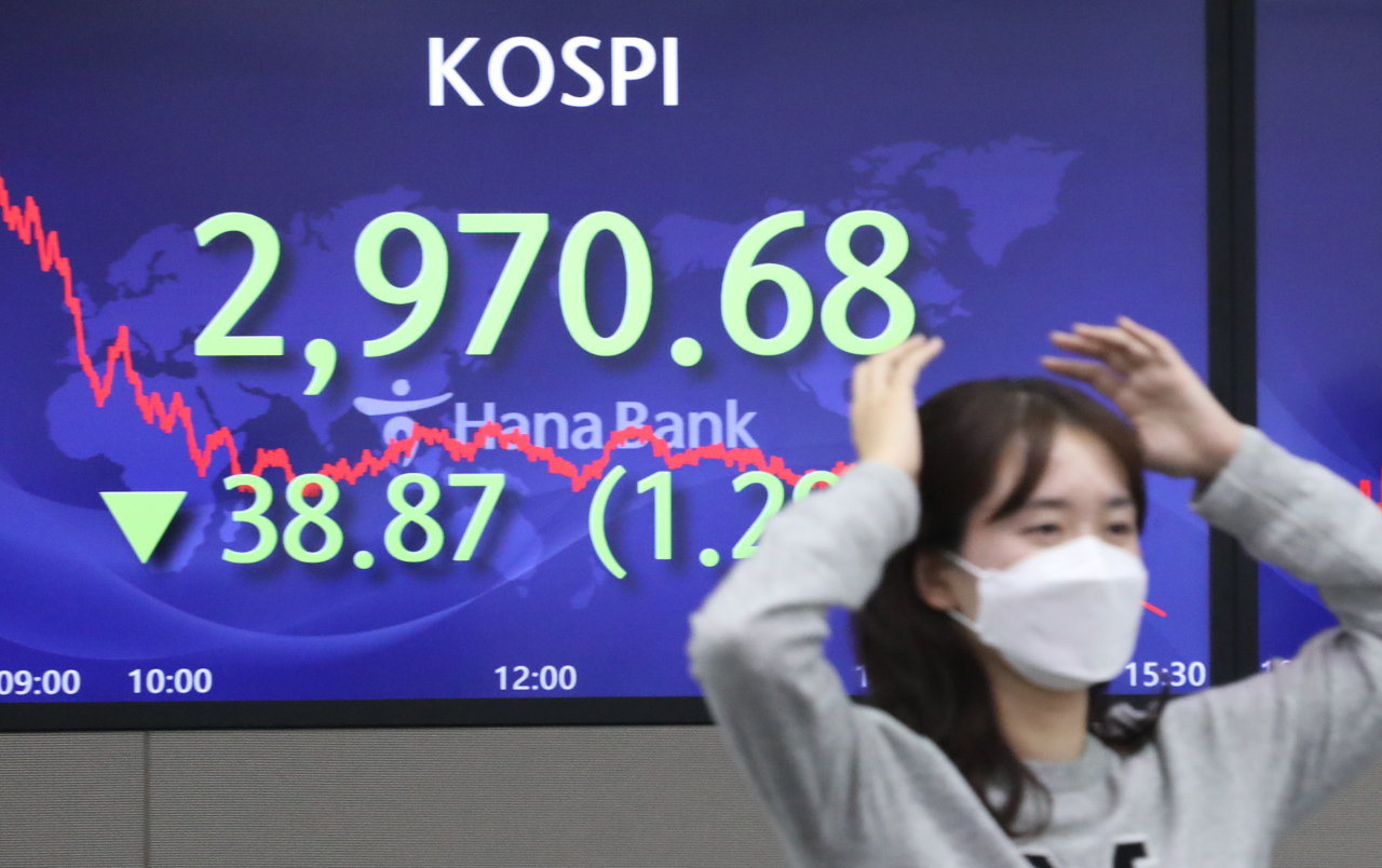 An electronic board displays the closing mark of South Korea’s benchmark Kospi at Hana Bank headquarters in Seoul, Thursday. (Yonhap)