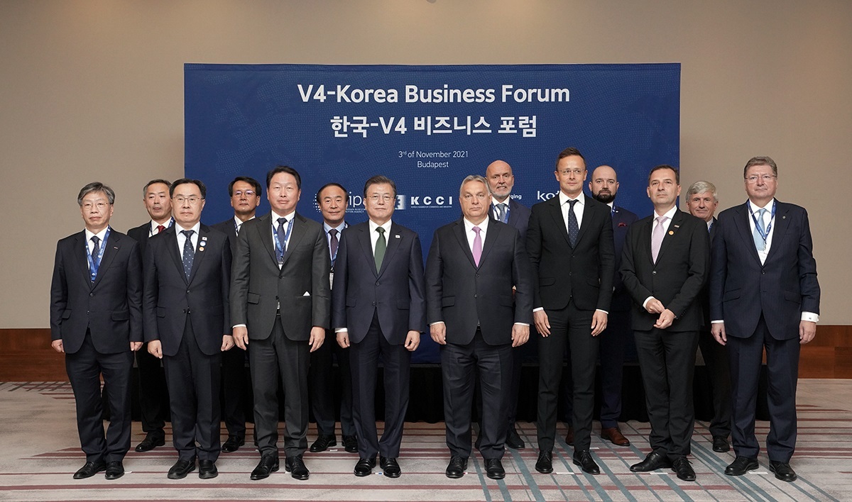 President Moon Jae-in and Hungarian Prime Minister Viktor Orban pose after a South Korea-Visegrade Group business form in Budapest on Wednesday. On Moon'sright is SK Group Chairman Chey Tae-won. (Cheong Wa Dae)