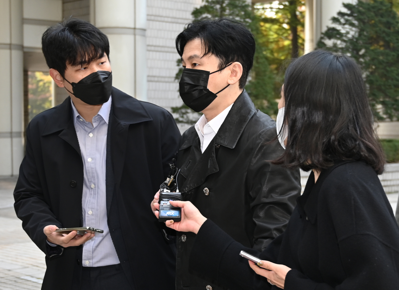 Yang Hyun-suk (C), former CEO of K-pop powerhouse YG Entertainment, is surrounded by reporters as he arrives at the Seoul Central District Court in Seoul for a trial on Friday. (Yonhap)