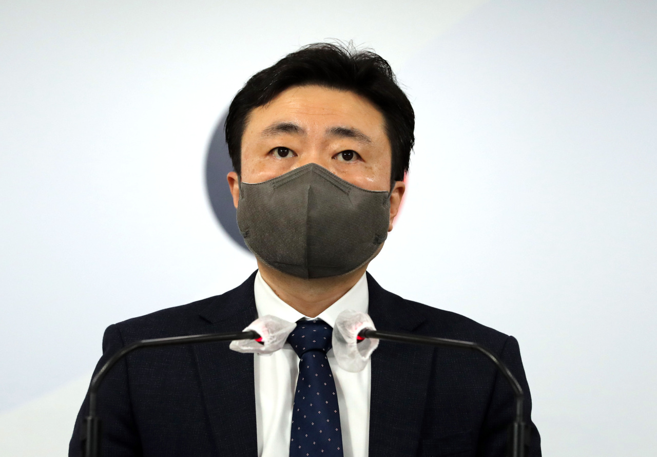 Deputy unification ministry spokesman Cha Duck-chul speaks during a press briefing in Seoul on Oct. 15, 2021. (Yonhap)