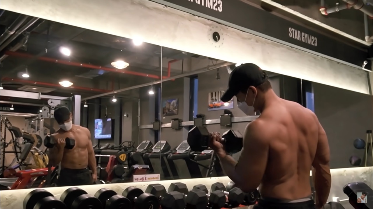 A screenshot from Kim Jong-kook’s YouTube video “GYM JONG KOOK” shows the singer exercising in a gym (Kim Jong-kook’s YouTube channel)