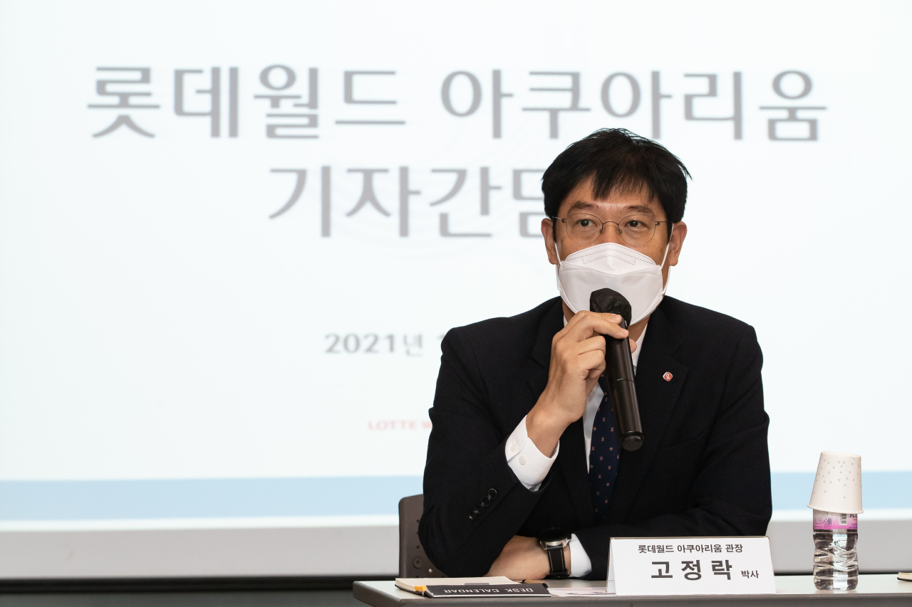 Lotte World aquarium chief Koh Jeong-rack speaks during a press conference at Lotte World in western Seoul on Nov. 5, 2021, in this photo provided by Lotte World.(Yonhap)