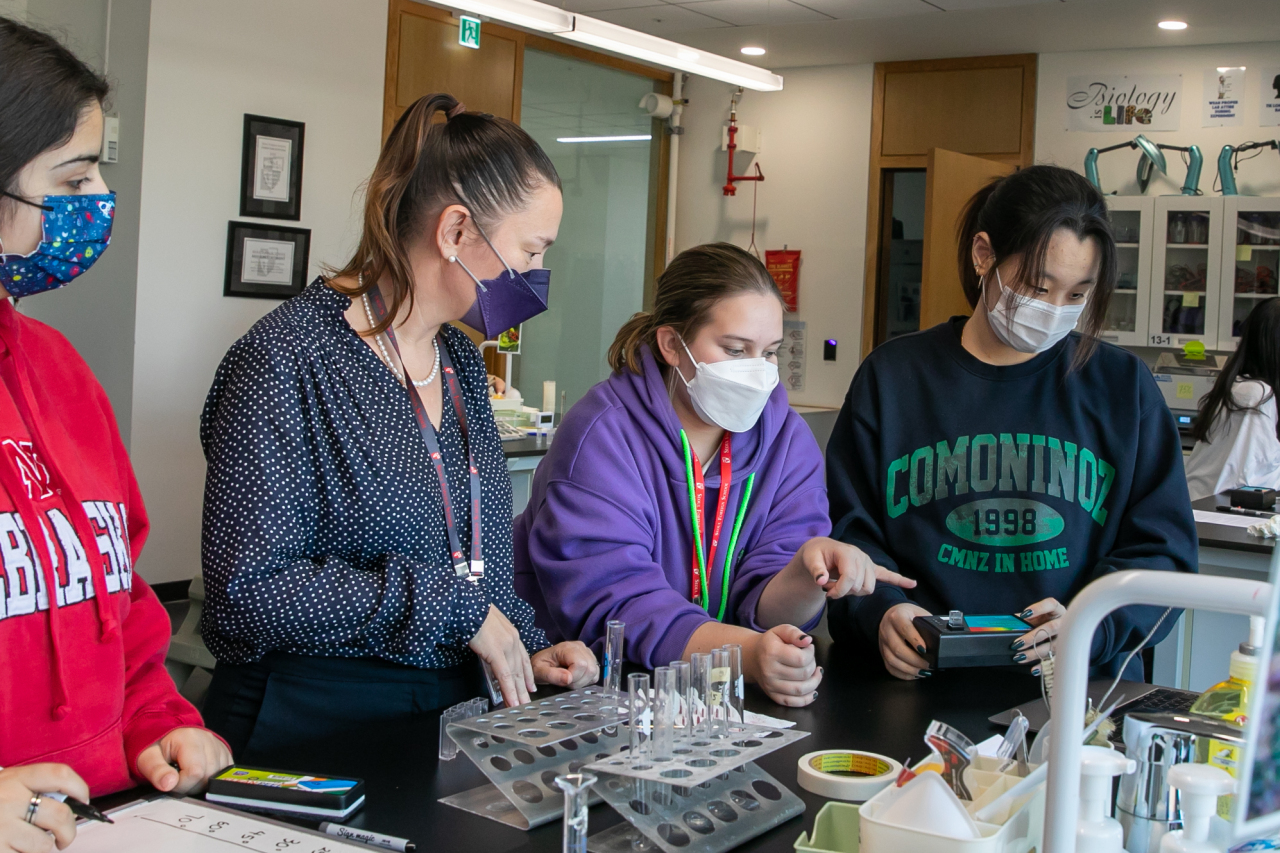 Seoul Foreign School’s high school Principal Dr. Nancy Le Nezet (second from left) participates in a science class. (Seoul Foreign School)