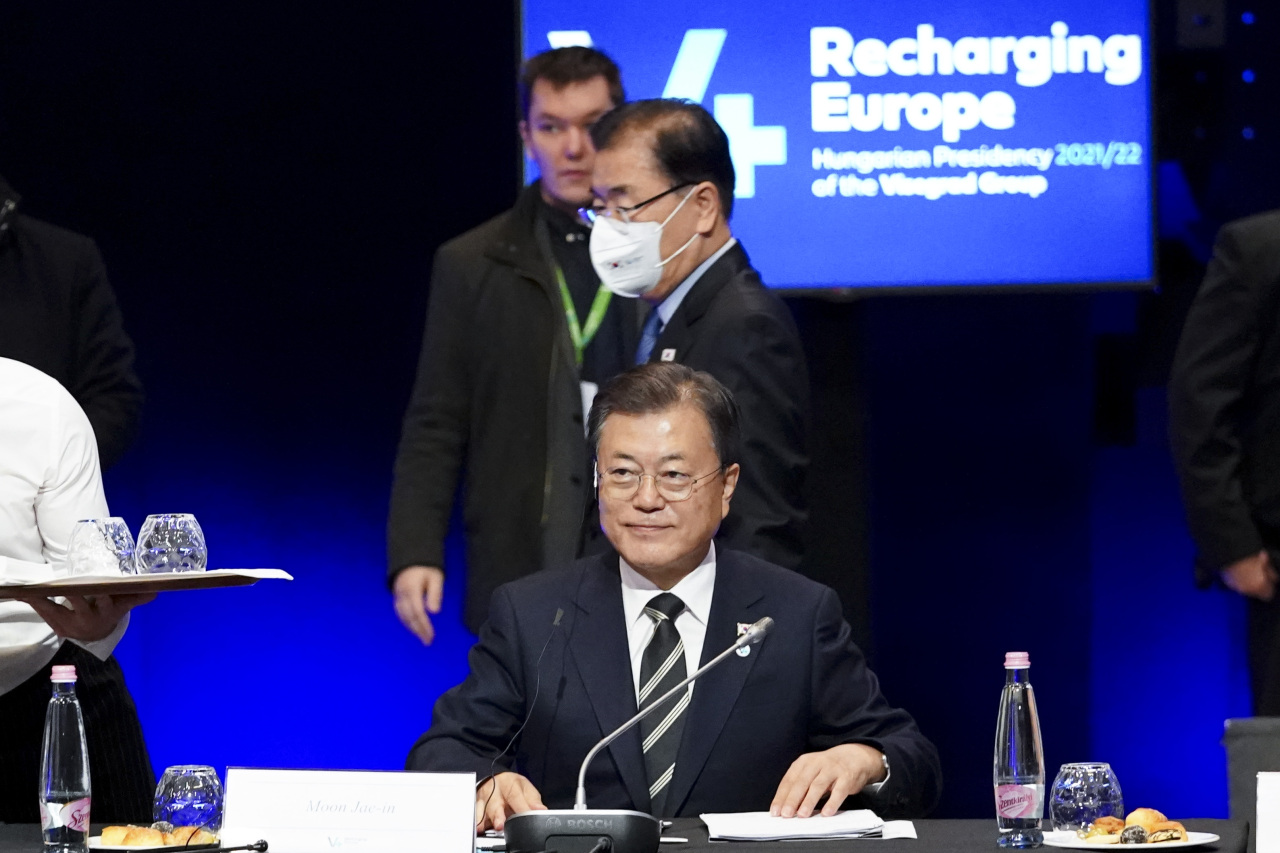 South Korean President Moon Jae-in (C) holds a summit meeting with the prime ministers of Hungary, the Czech Republic, Poland and Slovakia, known collectively as the Visegrad group, in Budapest last Thursday. During the meeting, the leaders agreed to bolster their cooperation in the fields of economy, science, technology and climate change. (Yonhap)