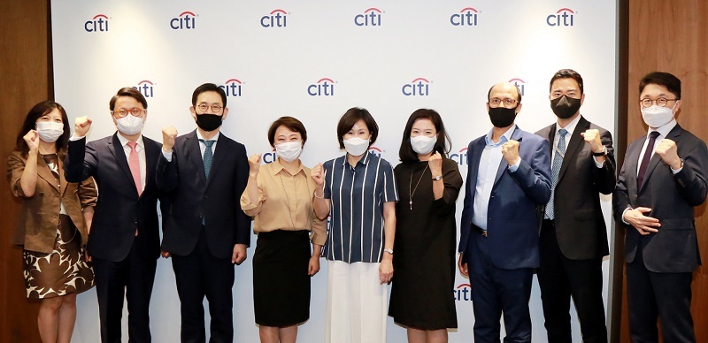 Citibank Korea CEO Yoo Myung-soon (center) poses for a photo with members of the lender’s intraboard committee responsible for making business decisions focused on environmental, social and governance values, on June 17 at the bank’s headquarters in central Seoul. (Citibank Korea)
