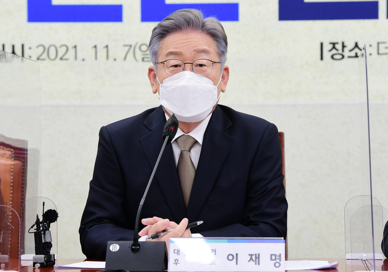 Lee Jae-myung, the presidential candidate of the ruling Democratic Party, speaks during an emergency meeting on the supply shortage of urea water solution at the National Assembly in Seoul on Sunday. (Yonhap)