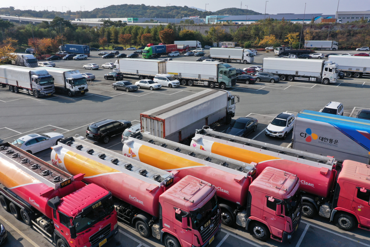 Freight vehicles are grounded at a terminal in Gwangju, 330 kilometers south of Seoul, on Thursday, amid the ongoing supply shortage of urea water solution (UWS) due to China's export curbs. The UWS is required for selective catalytic reduction, necessary for vehicles to transform exhaust gas into nitrogen and water. (Yonhap)