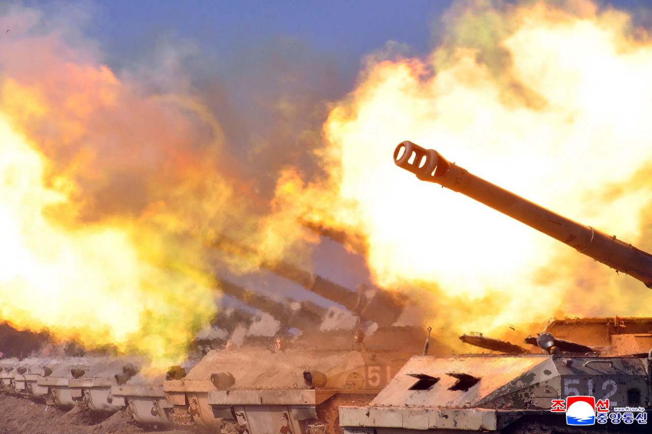 An artillery fire competition is underway on Saturday, in this photo released by North Korea's official Korean Central News Agency the next day. (Yonhap)