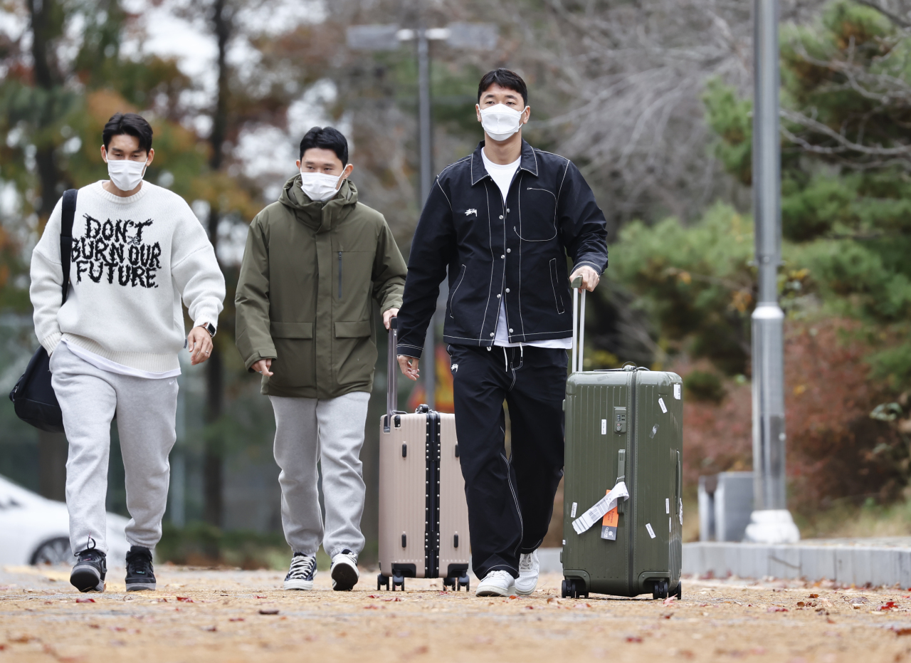 South Korean men's national football team players Lee Yong, Lee Dong-gyeong and Jung Woo-young (L to R) report to the National Football Center in Paju, Gyeonggi Province, on Monday, for the start of training camp ahead of FIFA World Cup qualifying matches. (Yonhap)