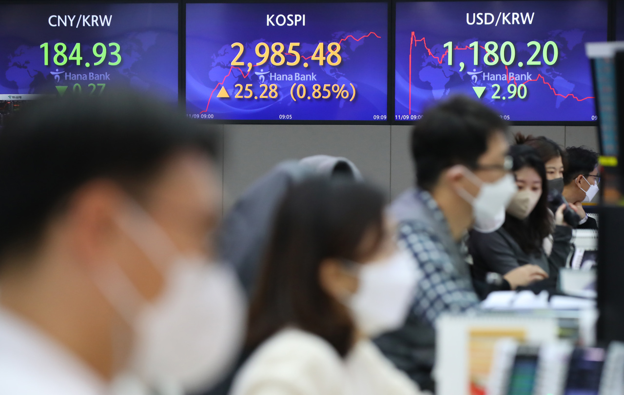 Les chiffres de référence de l'indice composite des prix des actions coréennes (Kospi) sont affichés mardi dans la salle des marchés d'une banque locale à Séoul.  (Yonhap)