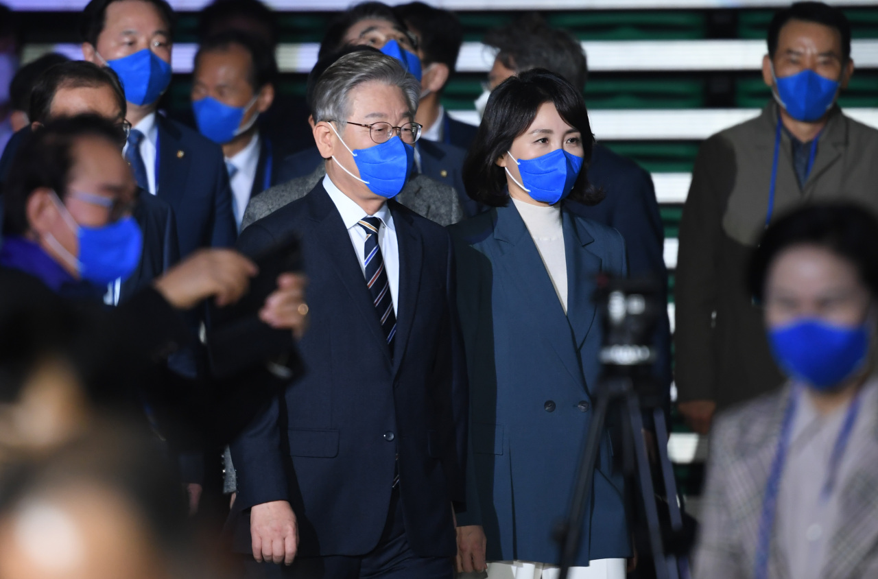 This photo taken last Tuesday, shows Lee Jae-myung, the presidential candidate of the ruling Democratic Party (DP), and his wife, Kim Hye-kyung, at the party's ceremony for launching its presidential election committee in Seoul. (Yonhap)