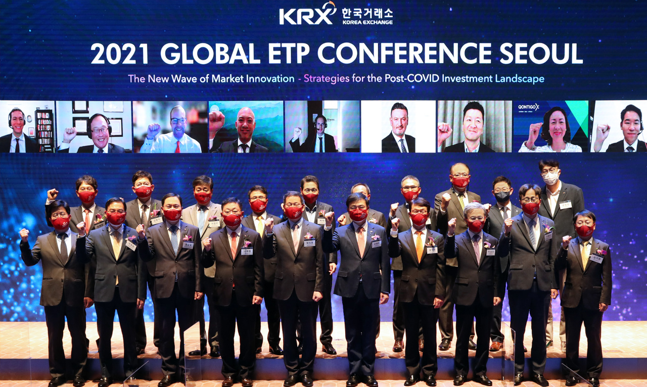 Participatns of the 2021 Global ETP Conference Seoul pose for a photo at the at the Korea Exchange's Seoul office on Tuesday. (KRX)